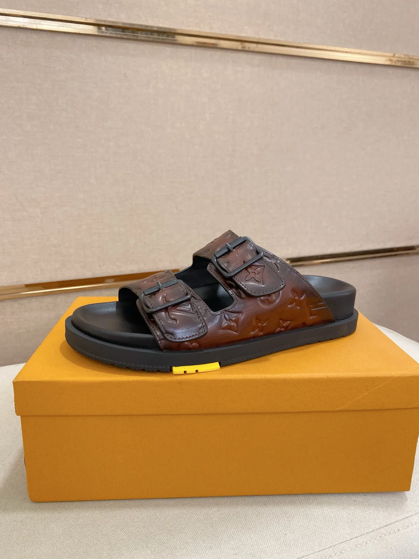 Factory price: 420💰Made by LV🔍Top purchasing agent. Men's spring and summer slippers are available at the same counter. The uppers are made of cowhide imported from Italy. High-quality craftsmanship, soles: original soles specially provided by the original factory, exclusive movable molded soles are super comfortable, original factory follow-up goods, 🔍🔍high quality, can be entered and exited the counter at will, welcome to compare, code number 38-44. Can be customized45